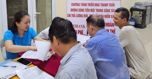 Cán bộ bảo hiểm xã hội tư vấn chi trả lương hưu, trợ cấp bảo hiểm xã hội qua tài khoản ngân hàng.