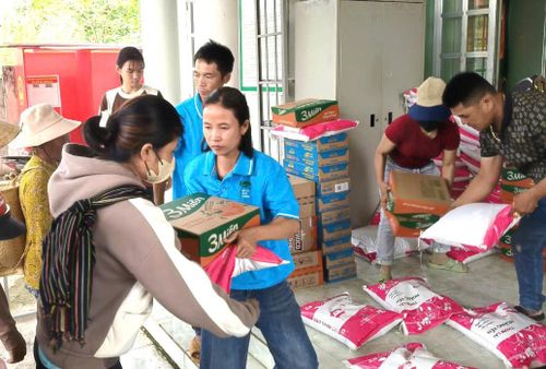 Phụ nữ phường Hàm Thắng tặng nhu yếu phẩm cho hộ nghèo, khó khăn ở Đông Giang