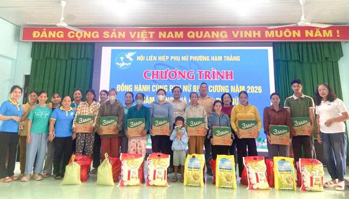 Hội LHPN phường Hàm Thắng tặng quà cho phụ nữ xã Đông Giang
