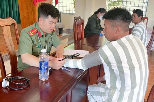 Cán bộ y tế tại Trại tạm giam số 1 - Công an tỉnh, khám sức khỏe cho phạm nhân. Ảnh: Thiện Nhân