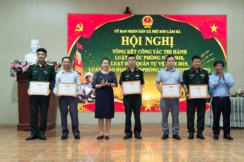 Tặng Giấy khen cho các cá nhân, tập thể