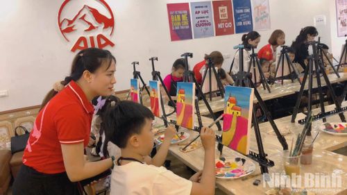 Lớp học vẽ tại Trung tâm Giáo dục kỹ năng sống An Hưng Phát (phường Duy Tiên) thu hút đông học sinh tham gia.