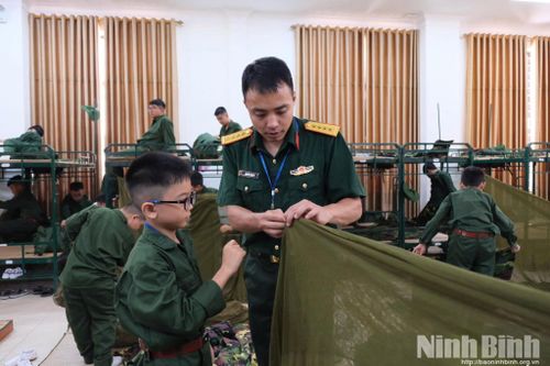 Tham gia chương trình “Học kỳ quân đội”, các em được trải nghiệm môi trường quân đội, rèn luyện tính kỷ luật và kỹ năng sống.