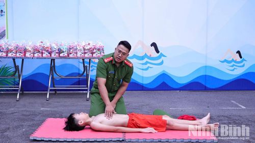 Đoàn Thanh niên xã Gia Hưng phối hợp cùng lực lượng Công an xã tổ chức chức tuyên truyền kỹ năng phòng, chống đuối nước và dạy bơi cho trẻ em trên địa bàn trong dịp nghỉ hè.