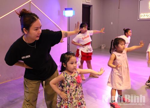 Các bạn nhỏ thích thú với lớp học nhảy.