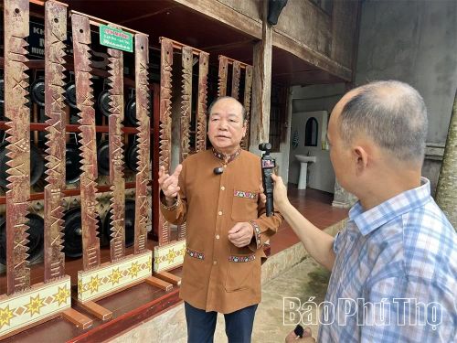 Nghệ nhân Ưu tú Bùi Thanh Bình - Giám đốc Bảo tàng Di sản văn hóa Mường giới thiệu về các hiện vật.