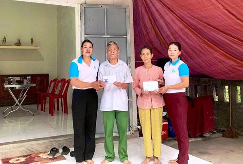 Những phần quà nghĩa tình được Hội Liên hiệp Phụ nữ xã Tân Mỹ trao tận tay các gia đình khó khăn, tiếp thêm động lực để họ vươn lên trong cuộc sống - Ảnh: T.A