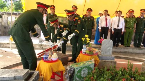 Thực hiện nghi thức an táng hài cốt liệt sĩ tại Nghĩa trang liệt sĩ Hải Lăng - Ảnh: Đ.V