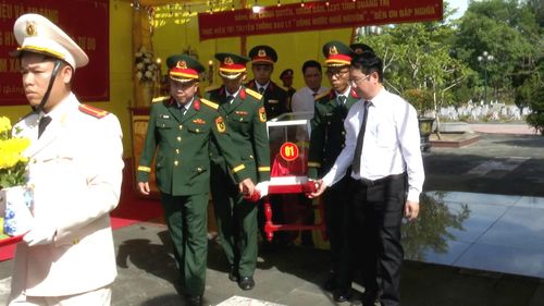 Các đại biểu đưa hài cốt liệt sĩ đến nơi an táng - Ảnh: Đ.V