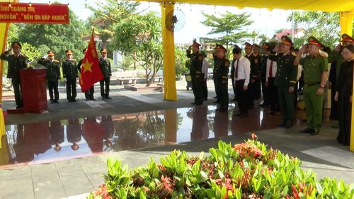 Các đại biểu kính cẩn nghiêng mình tưởng nhớ, tri ân liệt sĩ - Ảnh: Đ.V