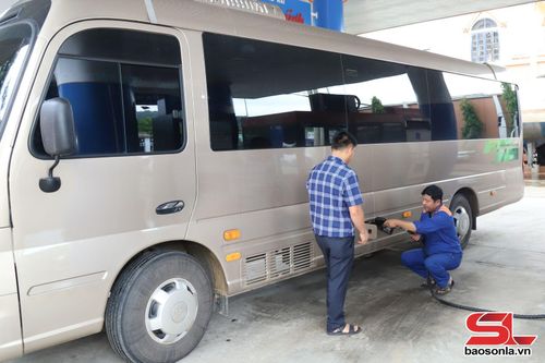 Cửa hàng Xăng dầu số 2, Công ty TNHH Thương mại Trường Hải bán xăng sinh học E10 cho khách hàng.