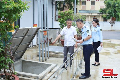 Cán bộ Đội quản lý thị trường số 1, Chi cục Quản lý thị trường tỉnh kiểm tra hoạt động kinh doanh xăng dầu tại Cửa hàng xăng dầu số 1, Petrolimex Sơn La.