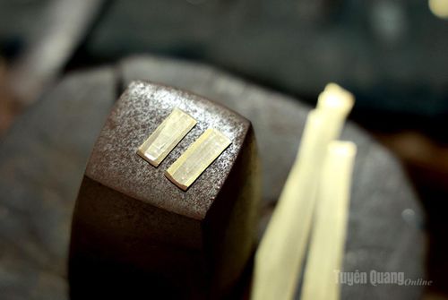 Lá đồng - bộ phận quan trọng nhất quyết định âm thanh của cây khèn Mông. Chỉ cần một sai lệch nhỏ trong quá trình rèn, mài hay lắp ráp cũng có thể khiến tiếng khèn bị chênh hoặc mất đi độ vang. Vì vậy, bộ phận này đòi hỏi sự tỉ mỉ, kinh nghiệm và đôi tai tinh nhạy của người chế tác.