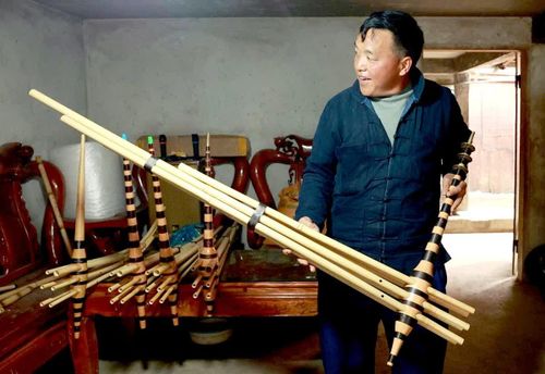 Một chiếc khèn hoàn thiện có giá bán từ 2-3 triệu đồng. Nếu có kích cỡ lớn hoặc được chế tác đặc biệt, chiếc khèn có thể bán với giá từ 5-6 triệu đồng.