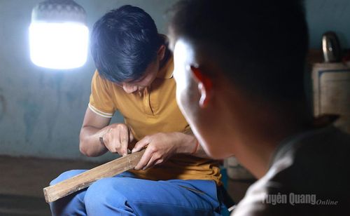 Cùng với những chính sách hỗ trợ kịp thời của địa phương, nghề làm khèn Mông ở Lũng Phìn đang có thêm động lực để gìn giữ và phát triển. Việc truyền dạy cho thế hệ trẻ, xây dựng thương hiệu, quảng bá sản phẩm và gắn kết với du lịch cộng đồng không chỉ mở ra hướng đi mới cho làng nghề mà còn góp phần để tiếng khèn Mông tiếp tục ngân vang, trở thành cầu nối gìn giữ bản sắc văn hóa giữa nhịp sống hiện đại.
