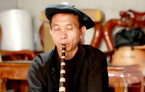 Trong suốt quá trình chế tác, nghệ nhân liên tục đưa khèn lên thổi để cảm âm và điều chỉnh từng chi tiết. Mỗi lần thử là một lần lắng nghe, căn chỉnh lá đồng và ống trúc sao cho tiếng khèn đạt được độ vang, trong và chuẩn xác trước khi hoàn thiện.