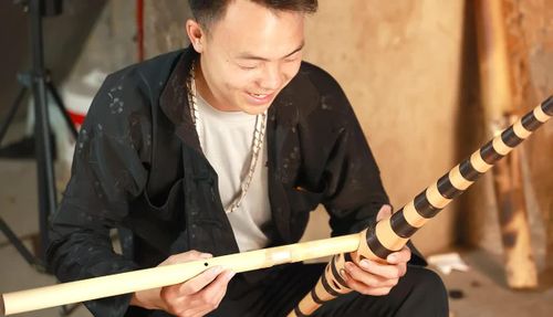 Sau khi gắn lá đồng, các ống trúc được luồn vào bầu khèn và căn chỉnh cẩn thận để tạo nên sự hài hòa về âm thanh. Vị trí của từng ống khèn sẽ ảnh hưởng trực tiếp đến độ vang, cao độ và chất lượng tiếng khèn khi cất lên.