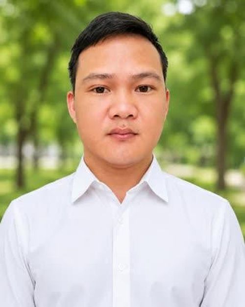 Đồng chí Hoàng Văn Chiển Cán bộ khuyến nông Trung tâm dịch vụ công xã Thượng Nông