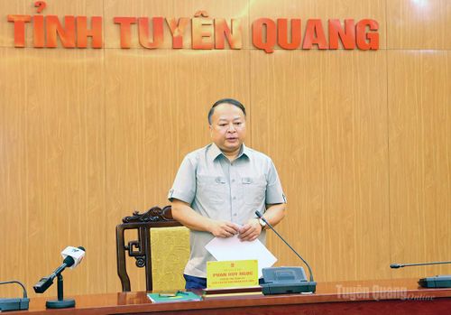 Đồng chí Phan Huy Ngọc, Phó Bí thư Tỉnh ủy, Chủ tịch UBND tỉnh phát biểu tại hội nghị.