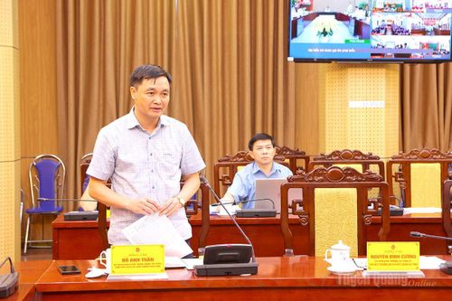 Đồng chí Đỗ Anh Tuấn, Ủy viên BCH Đảng bộ tỉnh, Phó Chủ tịch UBND tỉnh, Giám đốc Sở Nội vụ phát biểu ý kiến.