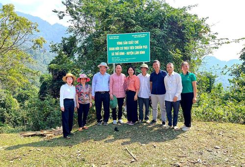 Các nhà khoa học, doanh nghiệp tham gia vào dự án phát triển chè shan tuyết Khau Mút xã Bình An.