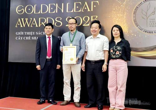 Ông Nguyễn Trung Dũng, Giám đốc HTX chè Hồ Thầu nhận chứng nhận giải Vàng cuộc thi trà châu Á - Thái Bình Dương năm 2025.
