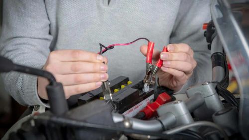 Một trong những sự cố phổ biến nhất trong mùa nắng nóng là ắc quy suy yếu hoặc hỏng đột ngột