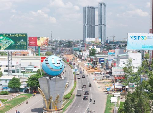 Theo ghi nhận của PV, đoạn từ cổng chào Vĩnh Phú đến cầu Ông Bố, công nhân cùng máy móc vẫn đang khẩn trương thi công các hạng mục nền đường, bó vỉa nhằm hoàn thiện đồng bộ hạ tầng.