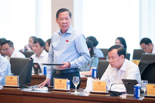 Chủ nhiệm Ủy ban Kinh tế và Tài chính Phan Văn Mãi phát biểu. Ảnh: Phạm Thắng