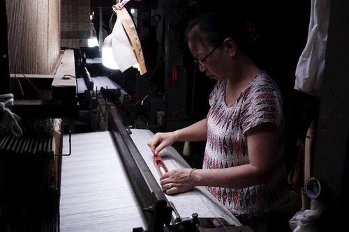 Hiện tại nghệ nhân tại làng lụa Vạn Phúc đa số là những cô, dì, chú bác đã có tuổi.