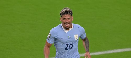 Maxi Araujo gỡ hòa 1-1 cho Uruguay