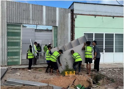 Lực lượng cưỡng chế tiến hành tháo dỡ, di dời tài sản để thu hồi đất.
