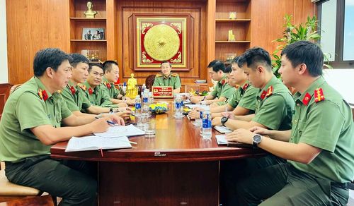 Đại tá Nguyễn Thành Long, Phó Giám đốc Công an tỉnh Quảng Ngãi, chủ trì, chỉ đạo Hội ý nghiệp vụ giải pháp nâng cao hiệu quả công tác bảo vệ nền tảng tư tưởng của Đảng, đấu tranh phản bác thông tin xấu, độc, sai sự thật.