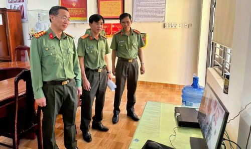 Cán bộ Phòng An ninh CTNB phục vụ lãnh đạo Công an tỉnh Quảng Ngãi kiểm tra, chỉ đạo công tác đảm bảo an ninh, an toàn kỳ thi tốt nghiệp THPT năm 2026.