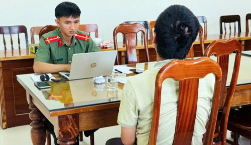 Cán bộ Phòng An ninh CTNB Công an tỉnh Quảng Ngãi làm việc với một đối tượng có thông tin không đúng sự thật, xuyên tạc trên không gian mạng.