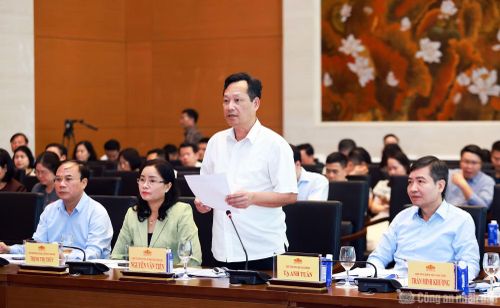 Các đại biểu thảo luận tại hội nghị.