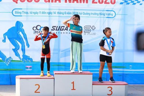 Dương Ngọc Như Ý (giữa) đoạt 2 Huy chương Vàng tại Giải Vô địch các nhóm tuổi Roller Sports quốc gia năm 2026