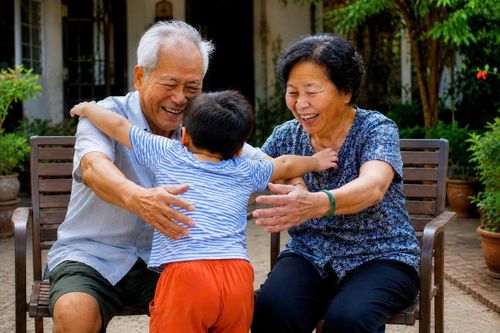 Điều mà nhiều người già mong chờ nhất vẫn là một cuộc trò chuyện thật sự cùng con cháu sau một ngày dài