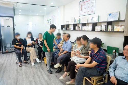 Hình ảnh trên trang website của Công ty TNHH Khớp Khỏe An Nhiên có khá đông khách hàng tới khám chữa bệnh.