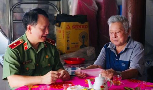Thiếu tướng Đặng Khắc Chất, Phó Cục trưởng Cục An ninh đối ngoại trò chuyện cùng ông Võ Văn Mười - con trai của liệt sĩ Võ Văn Bảy.