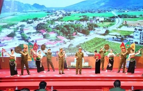 Phần thi chào hỏi của các đội tuyển.