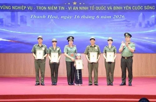 Chiều 16/6, Phó Chủ tịch UBND tỉnh Thanh Hóa Đầu Thanh Tùng và Đại tá Trịnh Văn Giang, Phó Giám đốc Công an tỉnh Thanh Hóa trao giải cho các đội thi.