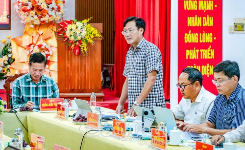 Đồng chí Hồ Văn Chung, Bí thư Đảng ủy, Chủ tịch HĐND phường An Xuyên, kiến nghị tổ chức các lớp tập huấn chuyên sâu về công tác tiếp công dân, xử lý đơn thư và giải quyết khiếu nại, tố cáo cho đội ngũ cán bộ cơ sở.