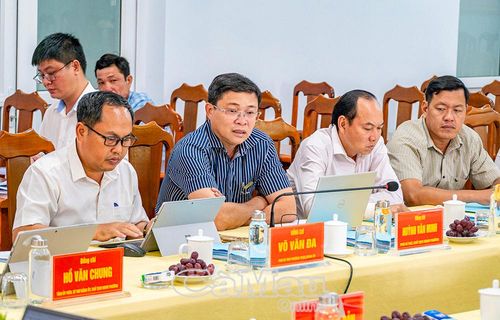 Đồng chí Huỳnh Văn Minh, Phó Bí thư Đảng ủy, Chủ tịch UBND phường An Xuyên (thứ hai từ trái sang), trao đổi những khó khăn trong công tác giải quyết đơn thư, nhất là các vụ việc liên quan đến đất đai, đô thị và môi trường.