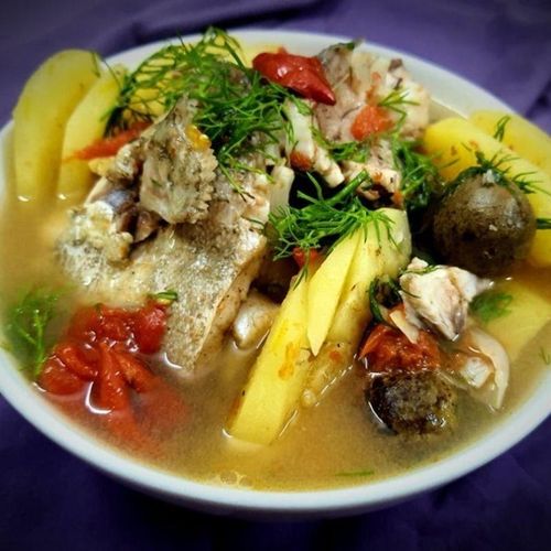 Trên thực tế, để món canh cá thơm ngon, bạn nên cho cá vào khi nước đã sôi. Ảnh minh họa.