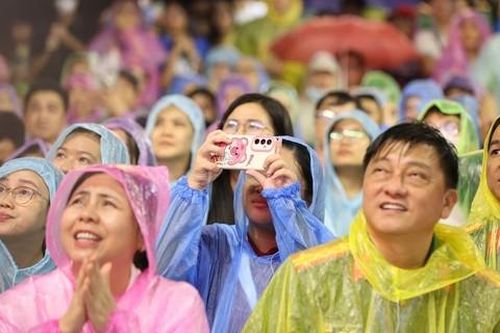 Khán giả hào hứng theo dõi chương trình Gala