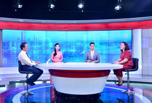 Các khách mời chia sẻ tại Chương trình Hà Nội chuyển động với chủ đề: “Luật Thủ đô năm 2026: Bước chuyển từ thực thi sang kiến tạo chính sách”. Ảnh: Viết Thành
