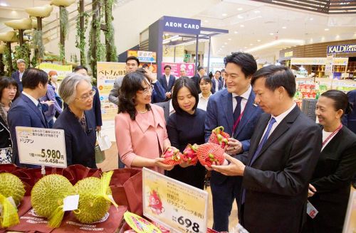 Giới thiệu các sản phẩm nông sản tại Tuần hàng Việt Nam năm 2026 ở Nhật Bản. Ảnh: KIM HUỆ