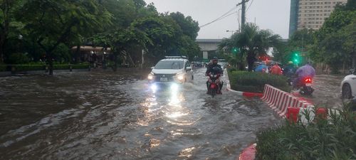 Mưa lớn trong thời gian ngắn làm quá tải hệ thống tiêu thoát, gây ngập úng đô thị. Ảnh: Kim Nhuệ