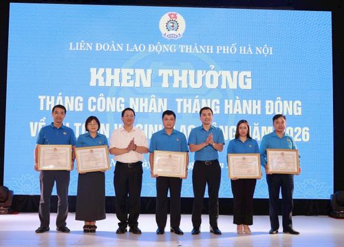 Lãnh đạo LĐLĐ thành phố Hà Nội khen thưởng các tập thể, cá nhân có thành tích xuất sắc trong triển khai tổ chức Tháng Công nhân và Tháng hành động về an toàn, vệ sinh lao động năm 2026. Ảnh: PV
